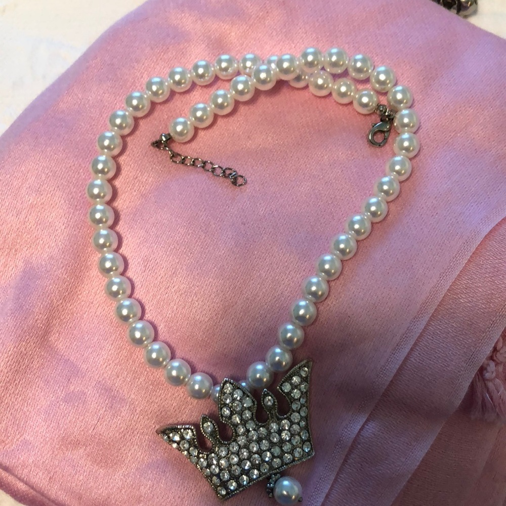 Faux pearls w/rhinestone Crown